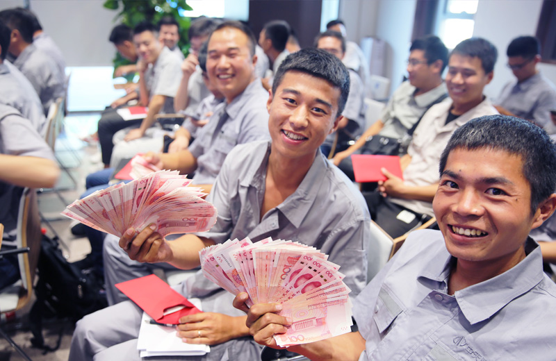 2019年8月9日，中天北京集團直補發(fā)放，員工們難掩幸福之情。