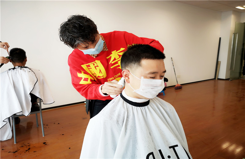 2020年2月21日，由于受疫情影響中天八建特與專業(yè)造型公司聯(lián)系，出資聘請(qǐng)三名優(yōu)秀的“Tony”老師上門為員工免費(fèi)理發(fā)，暖心之舉得到了員工的贊譽(yù)。