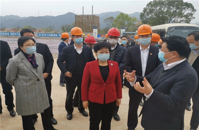 浙江省副省長陳奕君一行到中天二建東陽市南馬鎮(zhèn)西區(qū)污水處理廠二期項目調研防疫復工工作