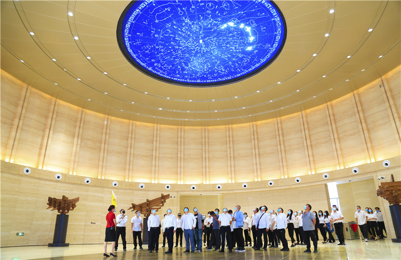 2020中秋來臨之際，中天六建機關(guān)150余名員工參觀學習中國建筑科技館，共同探索建筑之美。