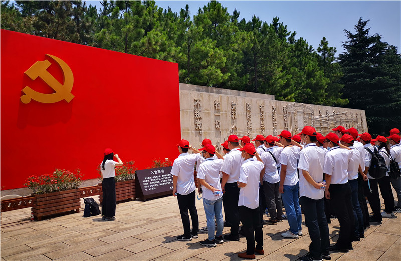2020年6月30日，中天三建黨支部組織上海區(qū)域、蘇南分公司全體黨員及部分流動(dòng)黨員、預(yù)備黨員、入黨積極分子等40余人赴嘉興南湖開展“七一”主題黨建活動(dòng)。