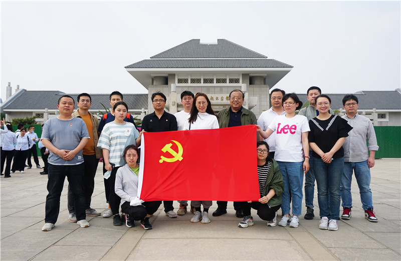 2021年5月20日下午，天怡設(shè)計(jì)開(kāi)展“迎接建黨百年華誕”主題活動(dòng)，組織企業(yè)黨員參觀周恩來(lái)鄧穎超紀(jì)念館。