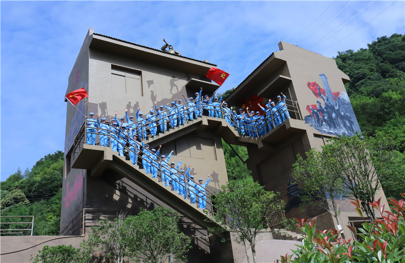 2021年6月19日至20日，西南公司黨支部組織全體黨員、預備黨員、流動黨員36人到夾金山舉行“發(fā)揚紅軍精神 營造中天風氣”活動，重走長征路。