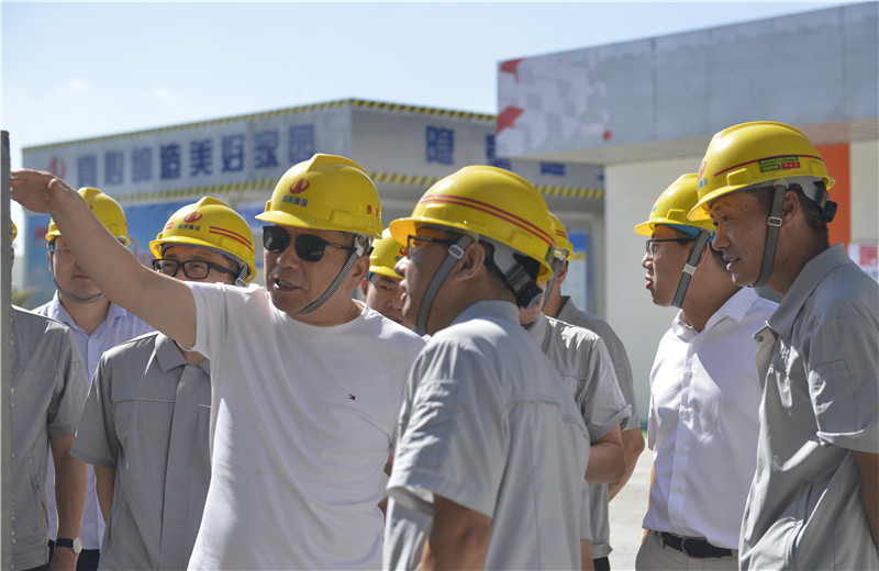 2021年8月31日，控股集團(tuán)董事長樓永良率隊(duì)前往中天三建承建的住建部智能建造試點(diǎn)項(xiàng)目-上海嘉定新城菊園社區(qū)項(xiàng)目了解SPCS體系。