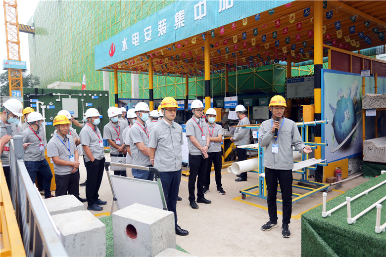 2021年9月29日，中天九建承辦的以“深入實(shí)施質(zhì)量提升行動(dòng) 大力推進(jìn)質(zhì)量強(qiáng)國建設(shè)”為主題的鄭州市2021年質(zhì)量月工程質(zhì)量提升推進(jìn)現(xiàn)場會(huì)在建業(yè)梅苑項(xiàng)目召開。