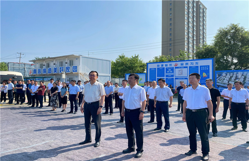 2022年7月24日，青島市委常委、膠州市委書記張新竹一行蒞臨中天建設集團膠東分公司綠城鳳起潮鳴A區(qū)項目工地，對項目現(xiàn)場進行實地觀摩。