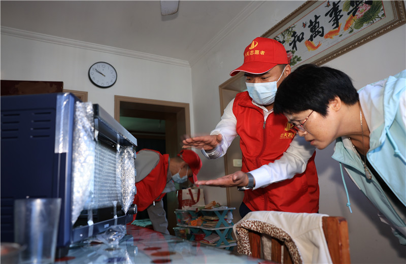 2022年11月1日，中天二建嘉興分公司志愿者帶上大米、食用油及他們的“微心愿”微波爐、電烤箱、空氣炸鍋、電磁爐等來到菱香坊、煙雨苑、江南新家園等小區(qū)慰問因工致殘的困難居民。