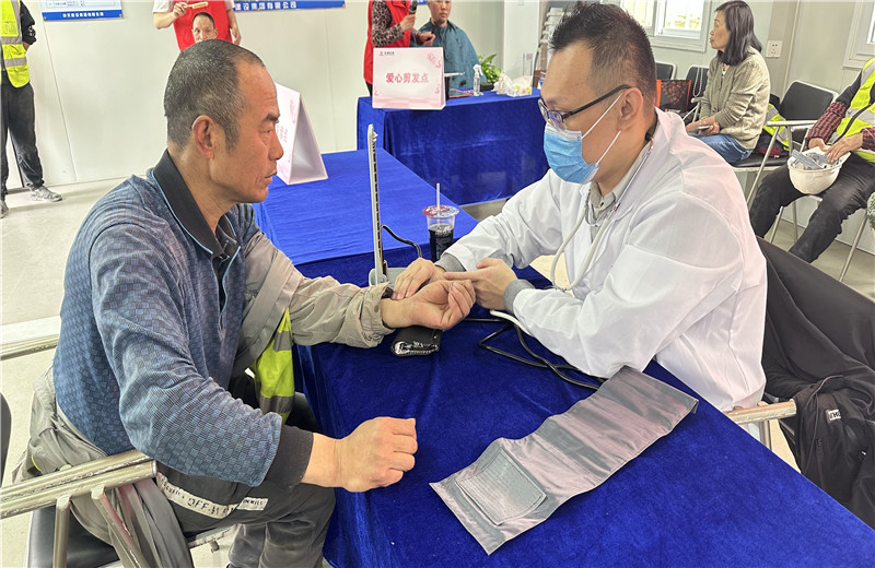 五一前夕，天津公司組織開展為項(xiàng)目一線職工提供愛心剪發(fā)、愛心義診、愛心贈飲、愛心咨詢、愛心加餐服務(wù)，給工友們送去了勞動節(jié)的問候。