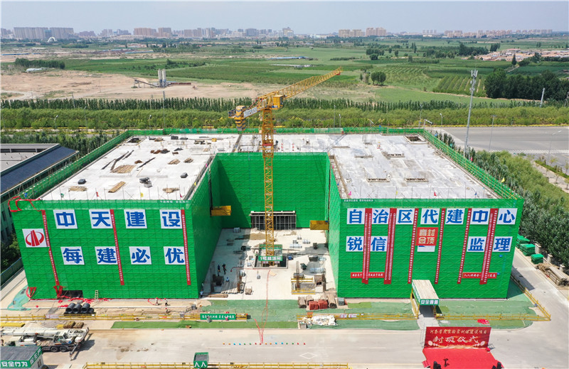 2023年7月19日，由中天十建承建的內(nèi)蒙古河套學(xué)院實驗實訓(xùn)樓項目順利完成主體封頂。