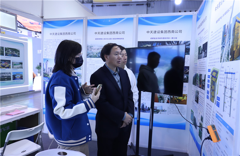 2023年11月16日至18日第三屆川渝住房城鄉(xiāng)建設(shè)博覽會(huì)在成都召開，西南公司攜集團(tuán)SWP自主研發(fā)鋼平臺(tái)提升技術(shù)、鋼結(jié)構(gòu)棧道全過程關(guān)鍵建造技術(shù)參加會(huì)議。