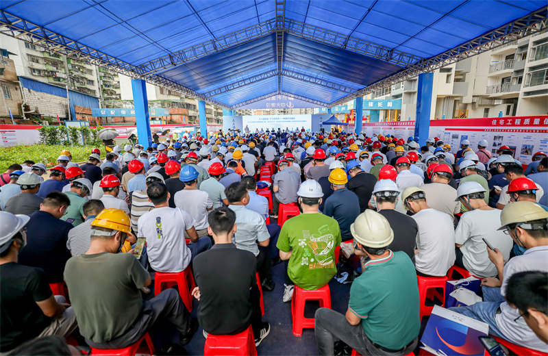 2024年6月15日，2024 年南寧市房屋市政工“安全生產(chǎn)月”啟動儀式、應(yīng)急演練暨現(xiàn)場安全標(biāo)準(zhǔn)化觀摩會在中天八建南寧保利錦上項目成功舉行。