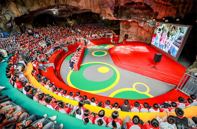 中天·覃排小學(xué)溶洞禮堂啟用儀式暨第十二屆“愛心媽媽”公益助學(xué)活動(dòng)圓滿舉行