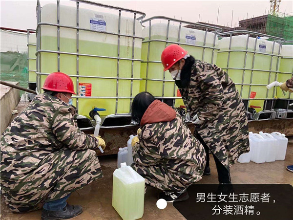 從山東采購(gòu)拉到松滋市分裝，并發(fā)往全市醫(yī)院的醫(yī)用酒精.jpg