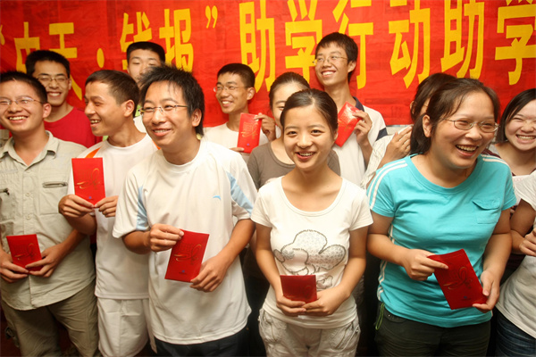 十余年，“中天·錢報(bào)”助學(xué)持續(xù)關(guān)愛寒門學(xué)子_副本.jpg
